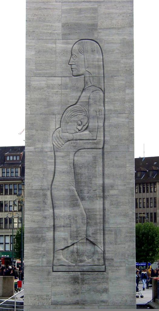 Ernst Barlach: Relief (1931; Re-construction) auf dem Mahnmal auf dem Hamburger Rathausmarkt. Foto von Wikimedia Commons (gemeinfrei): https://upload.wikimedia.org/wikipedia/commons/2/2c/Hamburg_Mahnmal_01_KMJ-adj.jpg