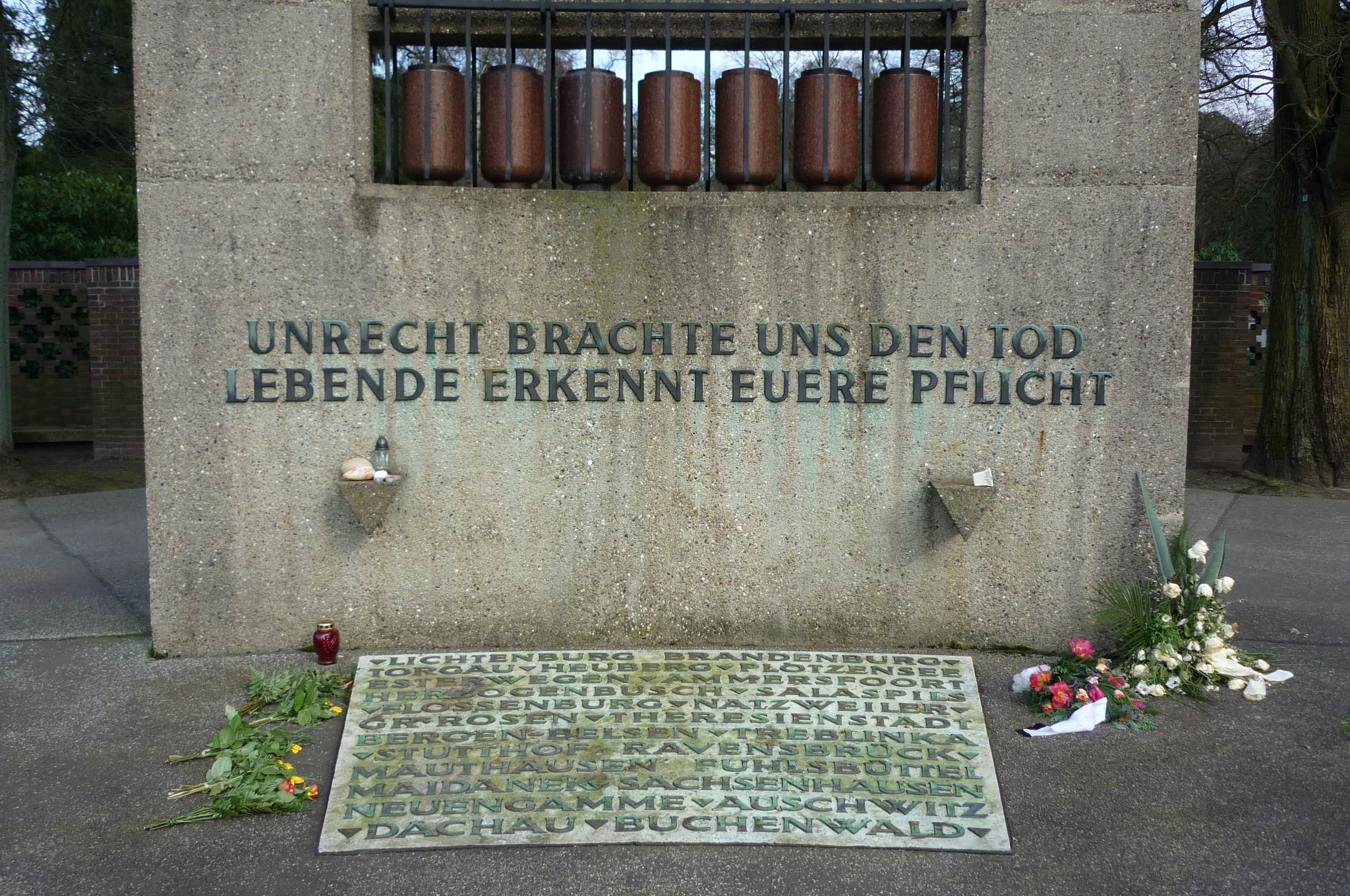 Erstes Hamburger Mahnmal für die Opfer des Nationalsozialismus von 11/1945 in Hamburg Ohlsdorf; Detail. Zustand 25.3.2010; Foto (c) Andreas Körber